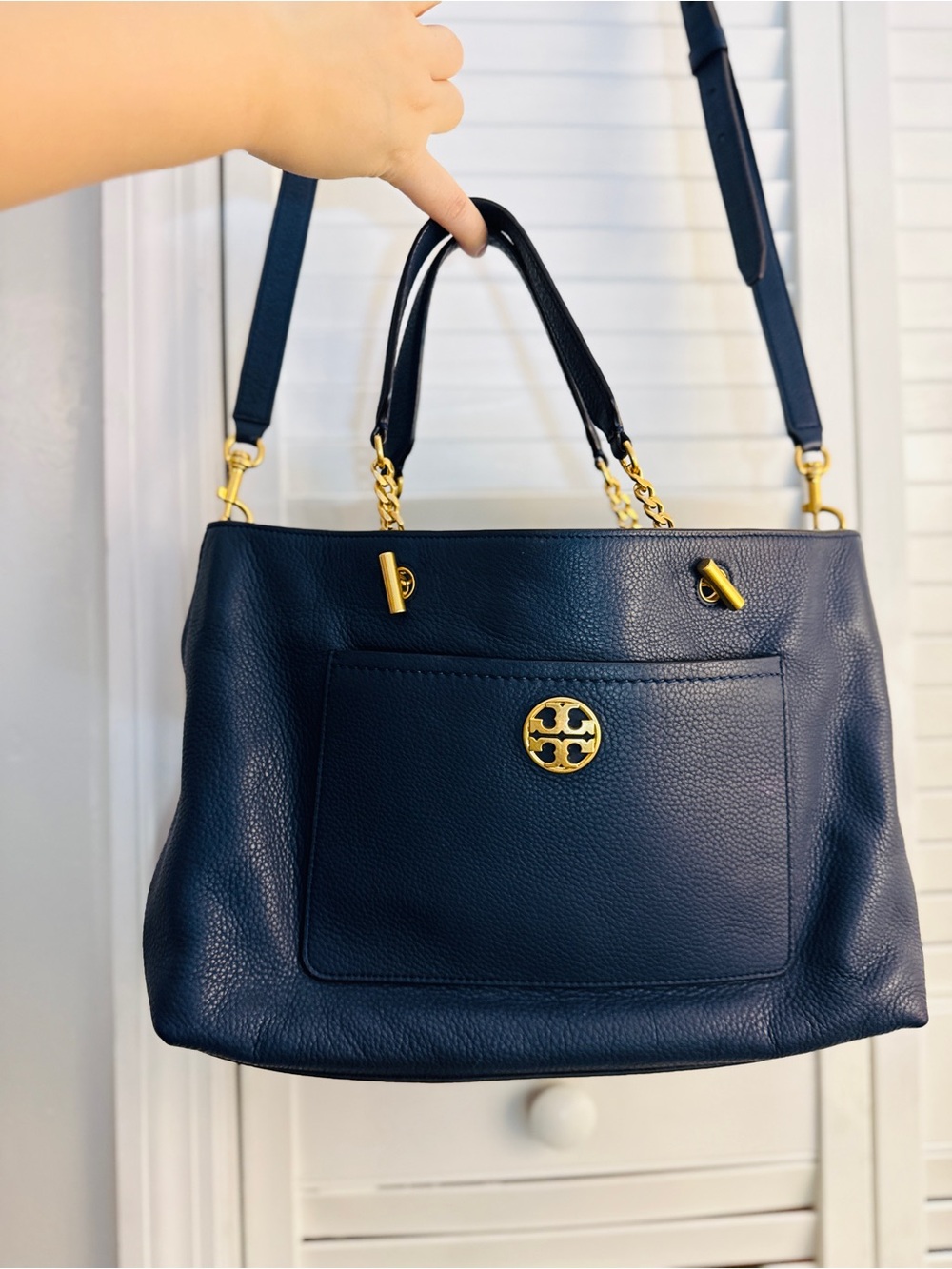 Navy Blue Tory Burch Chelsea tote features gold toned chain-link shoulder bag